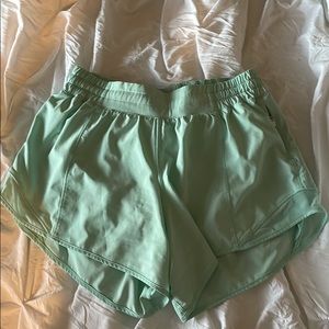 lululemon hotty hot shorts size 6 4”
